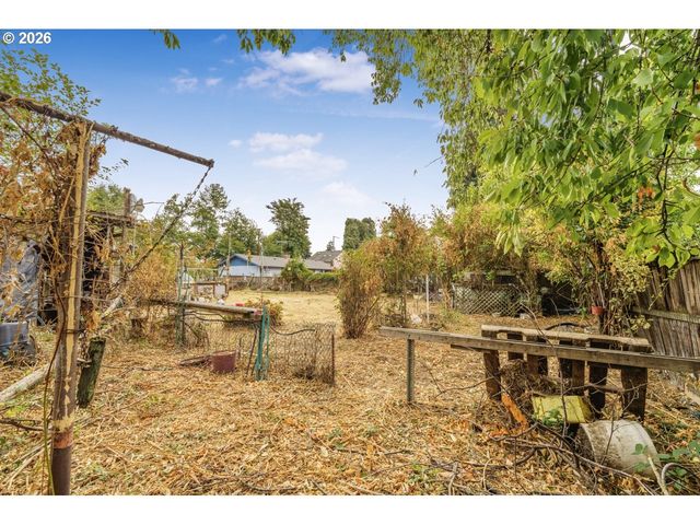 246 S 34TH St, Springfield, OR 97478