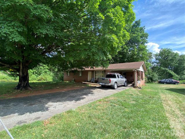 2071 Colonial Lane, Hickory, NC 28601