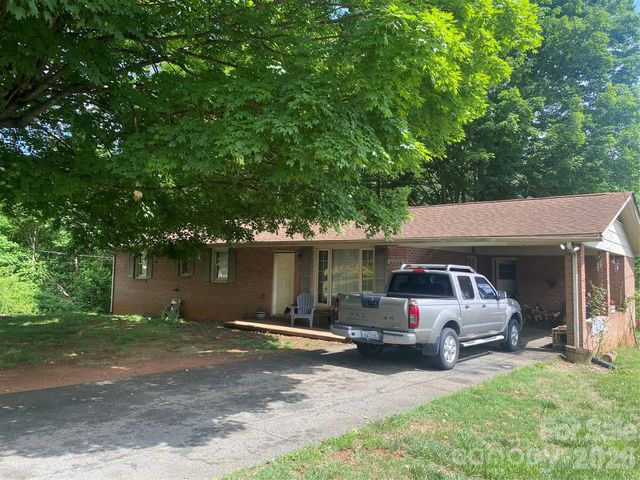 2071 Colonial Lane, Hickory, NC 28601