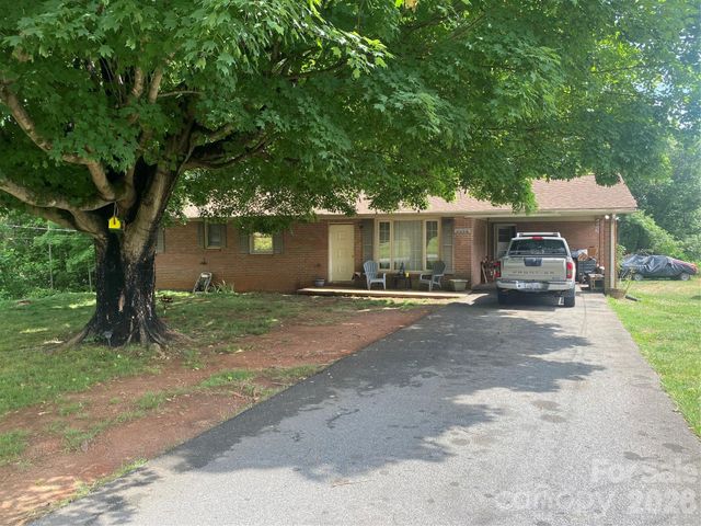 2071 Colonial Lane, Hickory, NC 28601