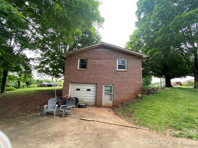 2071 Colonial Lane, Hickory, NC 28601