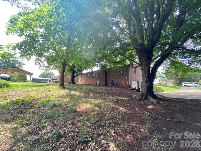 2071 Colonial Lane, Hickory, NC 28601