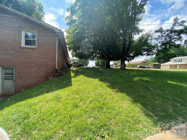 2071 Colonial Lane, Hickory, NC 28601