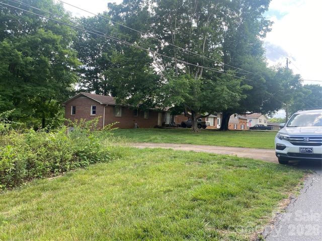 2071 Colonial Lane, Hickory, NC 28601