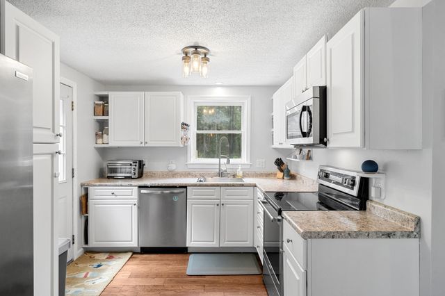 19 Lincoln Drive, Nottingham, NH 03290