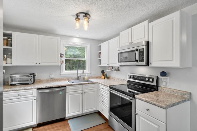19 Lincoln Drive, Nottingham, NH 03290