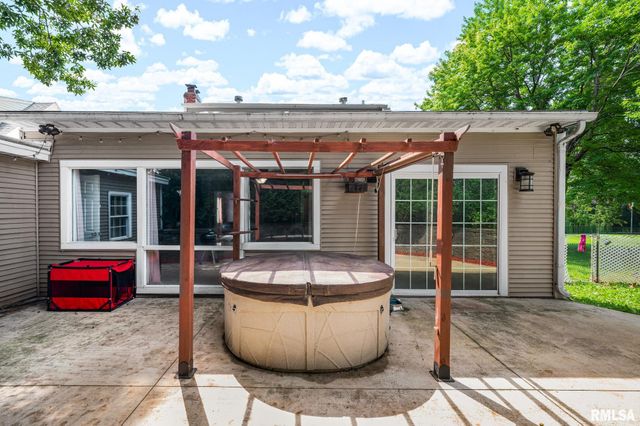 4228 N UNIVERSITY Street, Peoria, IL 61614