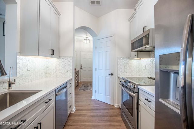 7990 BAYMEADOWS Road E 823, Jacksonville, FL 32256