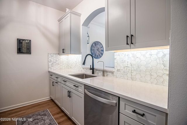 7990 BAYMEADOWS Road E 823, Jacksonville, FL 32256