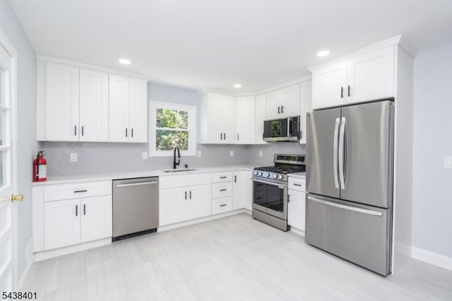 14 Hemlock Rd, Rockaway Boro, NJ 07866