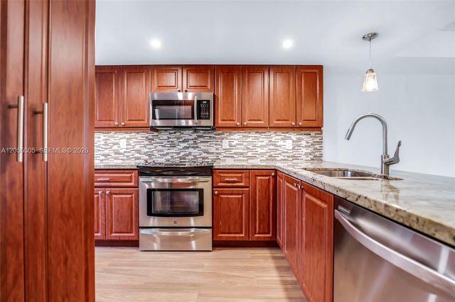 7050 SW 42nd Court, Davie, FL 33314