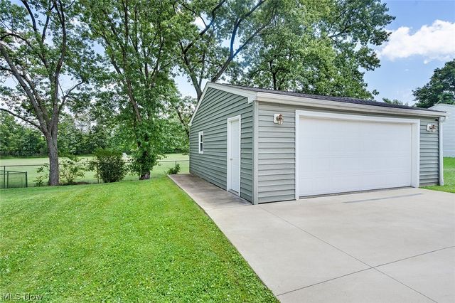751 Dresden Drive, Hubbard, OH 44425