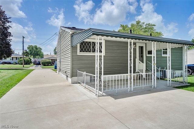 751 Dresden Drive, Hubbard, OH 44425