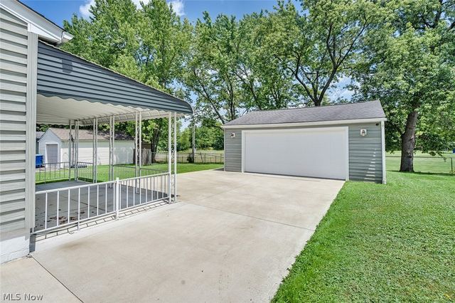 751 Dresden Drive, Hubbard, OH 44425