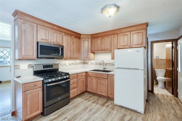 751 Dresden Drive, Hubbard, OH 44425