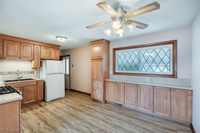 751 Dresden Drive, Hubbard, OH 44425