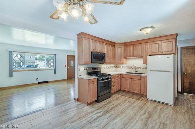 751 Dresden Drive, Hubbard, OH 44425