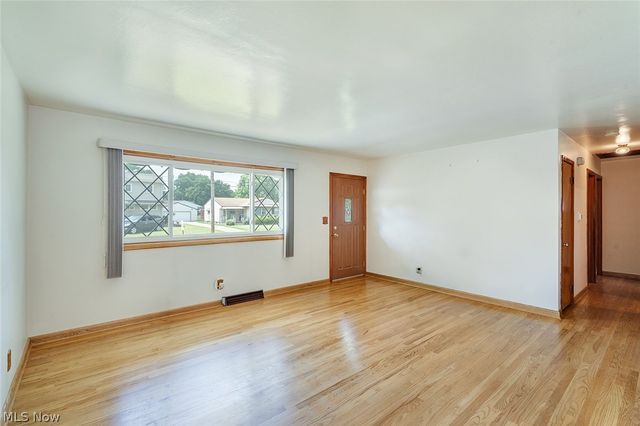 751 Dresden Drive, Hubbard, OH 44425