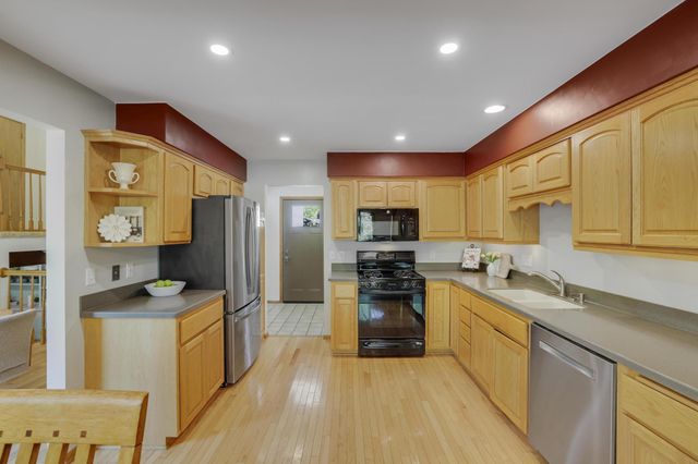 2890 Zanzibar Lane N, Plymouth, MN 55447