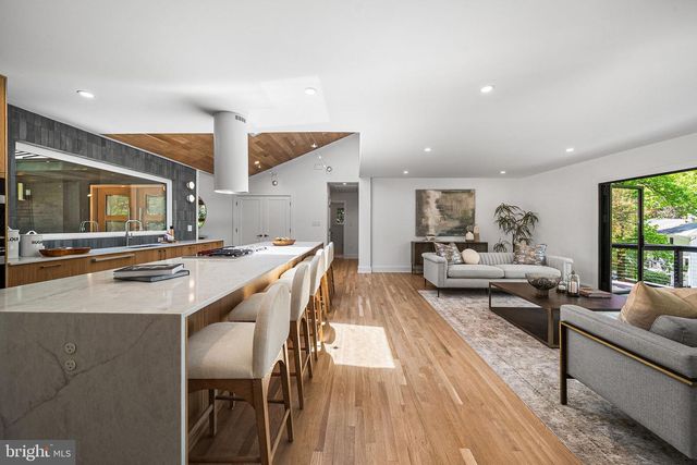 3804 LAKEVIEW TER, Falls Church, VA 22041