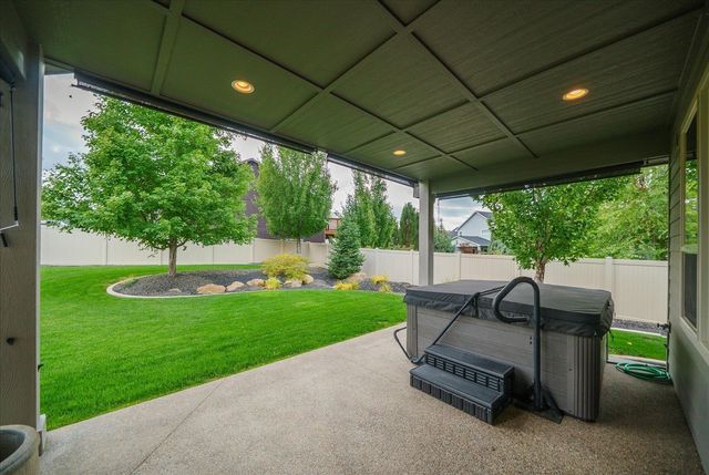 905 W Basalt Ridge Dr, Spokane, WA 99224
