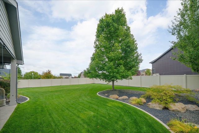 905 W Basalt Ridge Dr, Spokane, WA 99224