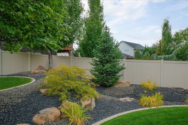 905 W Basalt Ridge Dr, Spokane, WA 99224