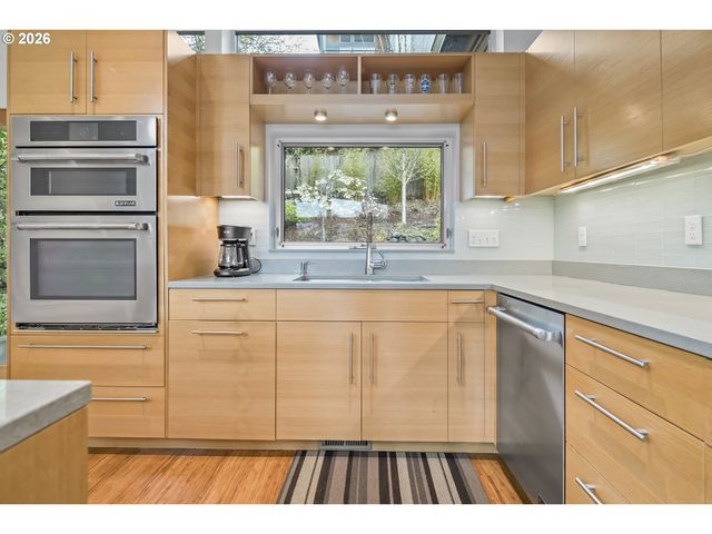 3741 Sw Sweetbriar Dr, Portland, OR 97221