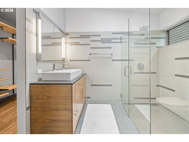 3741 Sw Sweetbriar Dr, Portland, OR 97221