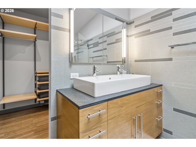 3741 Sw Sweetbriar Dr, Portland, OR 97221