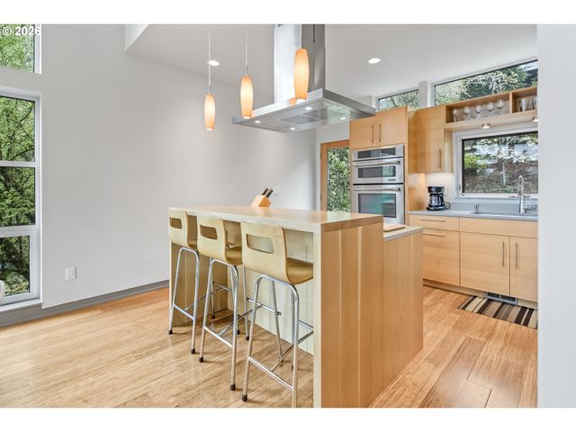 3741 Sw Sweetbriar Dr, Portland, OR 97221