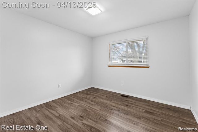 8456 Robindale Avenue, Dearborn Heights, MI 48127