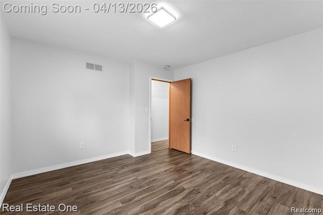 8456 Robindale Avenue, Dearborn Heights, MI 48127