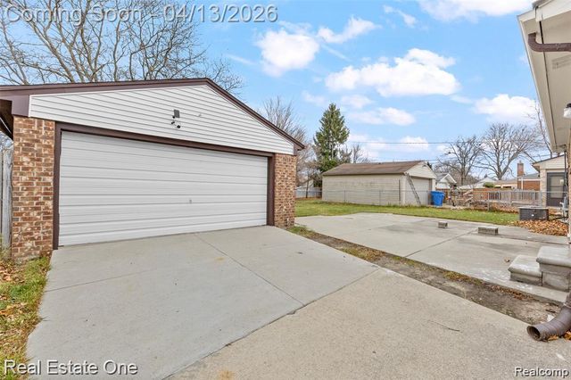 8456 Robindale Avenue, Dearborn Heights, MI 48127