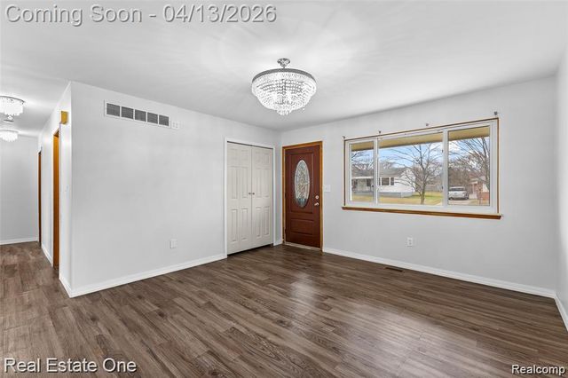 8456 Robindale Avenue, Dearborn Heights, MI 48127