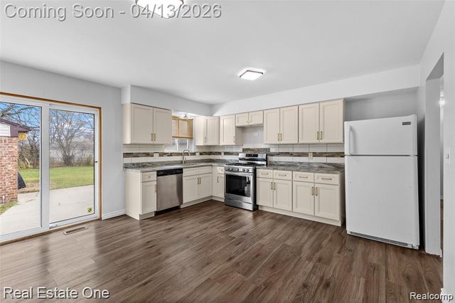 8456 Robindale Avenue, Dearborn Heights, MI 48127