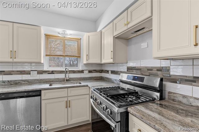 8456 Robindale Avenue, Dearborn Heights, MI 48127