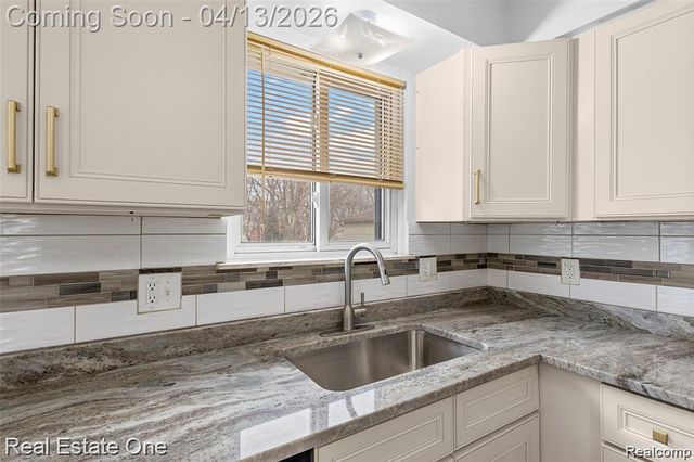 8456 Robindale Avenue, Dearborn Heights, MI 48127