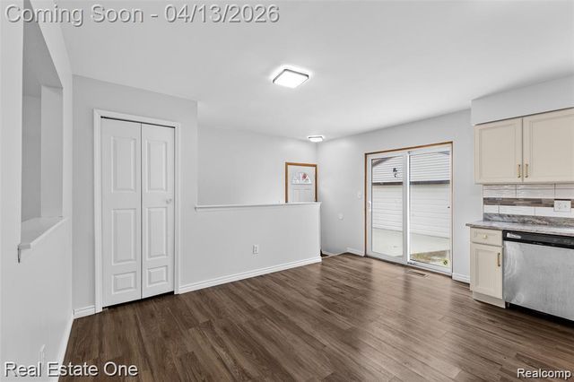 8456 Robindale Avenue, Dearborn Heights, MI 48127