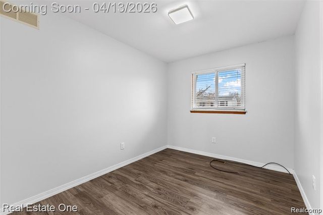 8456 Robindale Avenue, Dearborn Heights, MI 48127