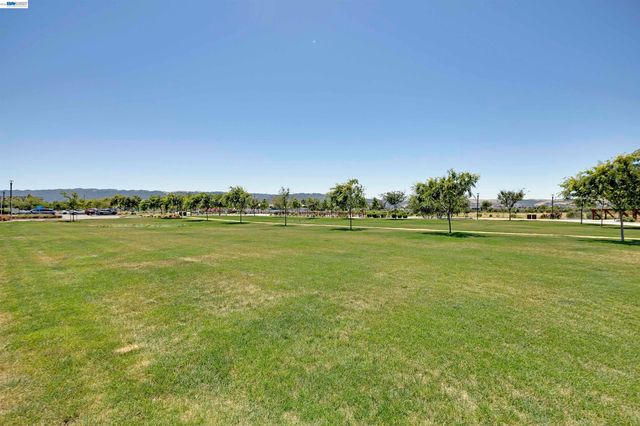 5885 Cadence Ave, Dublin, CA 94568