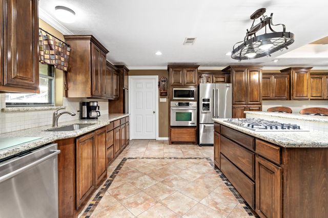 2522 10th Street, Port Neches, TX 77651