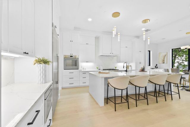 5115 Maple St, Bellaire, TX 77401