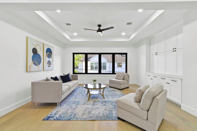 5115 Maple St, Bellaire, TX 77401