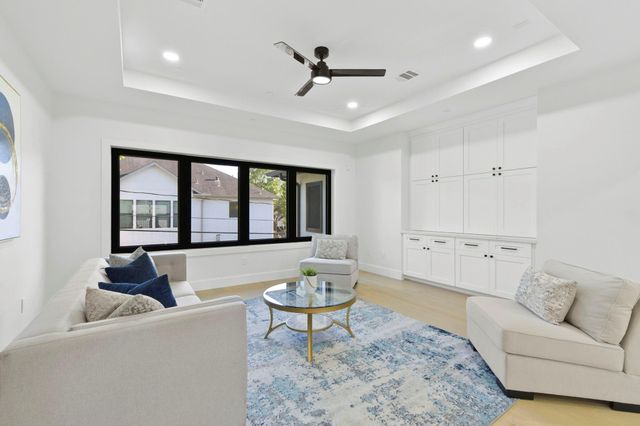 5115 Maple St, Bellaire, TX 77401