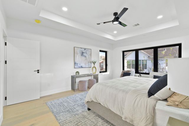 5115 Maple St, Bellaire, TX 77401