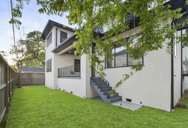 5115 Maple St, Bellaire, TX 77401