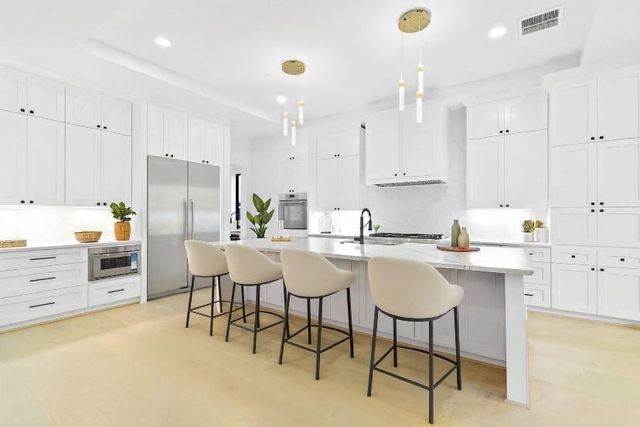 5115 Maple St, Bellaire, TX 77401