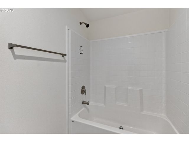 1400 Candlelight Dr 209, Eugene, OR 97402