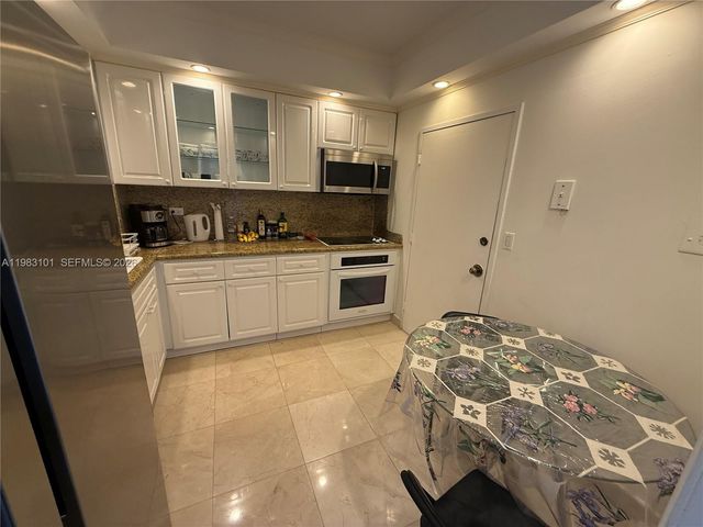 5555 Collins Ave 17A, Miami Beach, FL 33140
